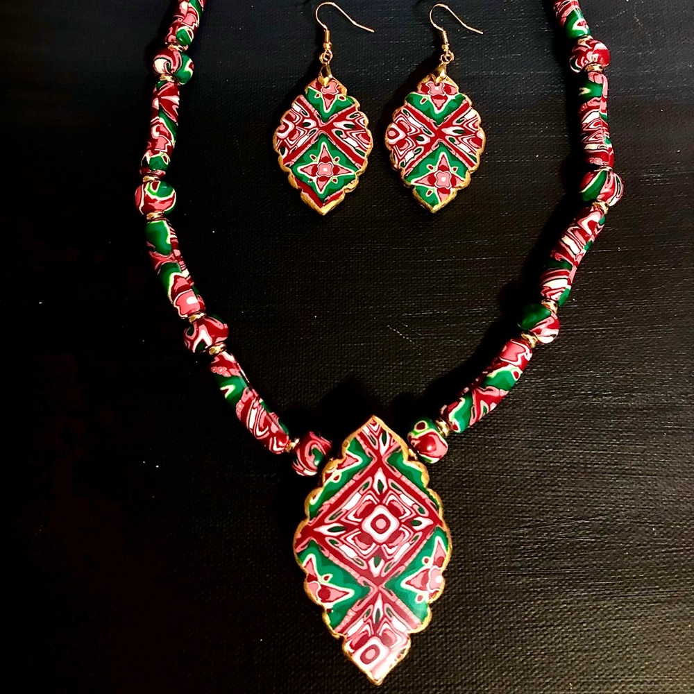 Gorgeous Red and Green Necklace Set